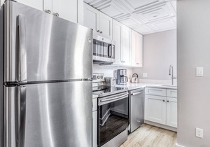 Dapper Back Bay Studio, Steps from Newbury St. w/patio by Blueground