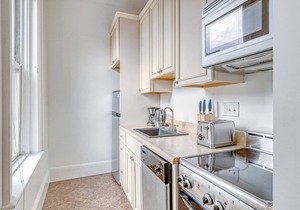 Elegant Back Bay Studio, steps from Newbury & T, by Blueground