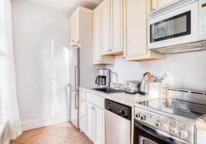 Ideal Back Bay Studio, steps from Newbury & T, by Blueground