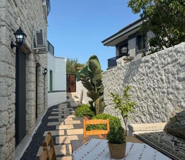 Sifne Mahallesi House | Çeşme'de Villa konforunda alaçatı taş ev tasarımlı sıfır eşyalı