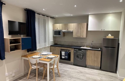 Enghien-les-Bains Apartment | Élégant Studio « Fleur de lys » à 12 min de Paris