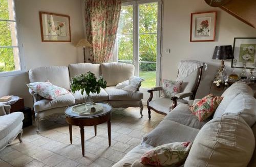 Montreuil-le-Henri Bed & Breakfast | Évasion Naturelle: Chambre d'Hôtes Spacieuse avec Piscine et Confort à Montreuil-le-Henri - FR-1-410-446
