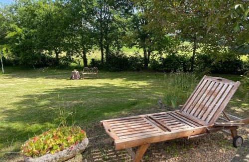 Montreuil-le-Henri Bed & Breakfast | Évasion Naturelle: Chambre d'Hôtes Spacieuse avec Piscine et Confort à Montreuil-le-Henri - FR-1-410-446