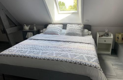 Montreuil-le-Henri Bed & Breakfast | Évasion Naturelle: Chambre d'Hôtes Spacieuse avec Piscine et Confort à Montreuil-le-Henri - FR-1-410-446