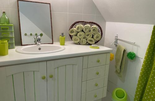 Montreuil-le-Henri Bed & Breakfast | Évasion Naturelle: Chambre d'Hôtes Spacieuse avec Piscine et Confort à Montreuil-le-Henri - FR-1-410-446
