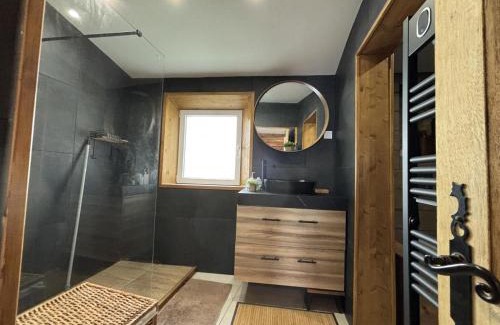 Saint-Nicolas-des-Biefs House | Évasion paisible à la montagne avec cheminée et animaux admis - FR-1-489-553