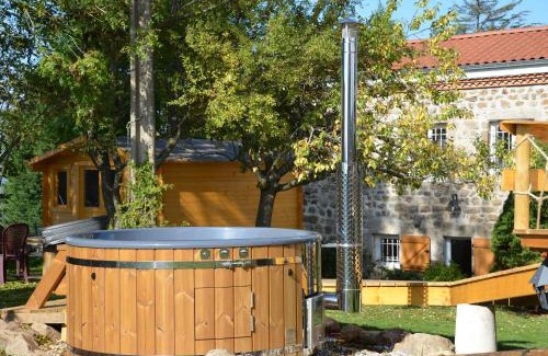 Monistrol-sur-Loire Bed & Breakfast | Évasion Romantique: Terrasse Privée, Bain Norvégien, et Table d'Hôtes – Bien-être à 1h de Lyon - FR-1-582-474