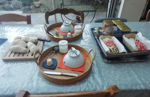 Monistrol-sur-Loire Bed & Breakfast | Évasion Romantique: Terrasse Privée, Bain Norvégien, et Table d'Hôtes – Bien-être à 1h de Lyon - FR-1-582-474