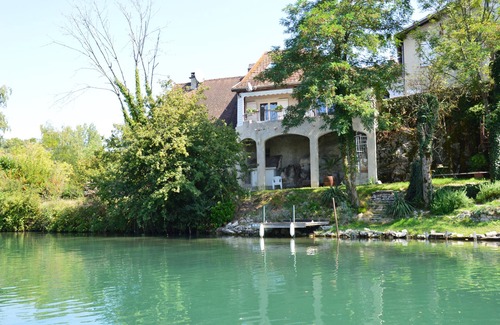 Chanaz House | Ô Pied Dans l'O Maison de Charme au Bord de L'eau. Idéal Entre Amis, en Famille