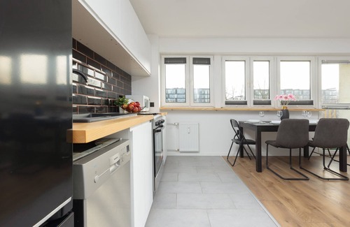 Rakowiec Apartment | Żwirki i Wigury 33 | Stylish Apartment | Desk