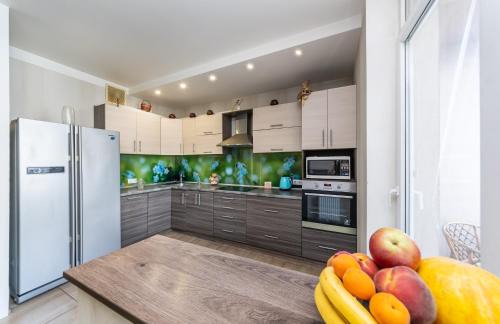 Dniprovs'kyi District Apartment | Апартаменты 2room на Туманяна 3