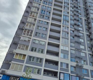 Pozniaky Apartment | Видові апартаменти MYFREEDOM поруч із метро Харківська