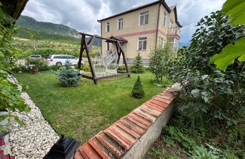 Kaputan House | Дом на лоне горы с удобствами и красивым видом на горы и сад