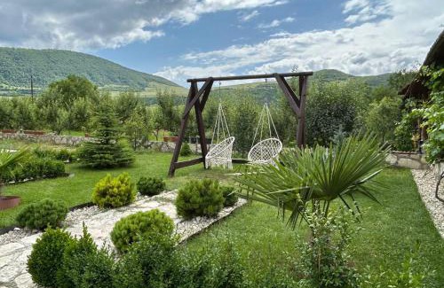 Kaputan House | Дом на лоне горы с удобствами и красивым видом на горы и сад