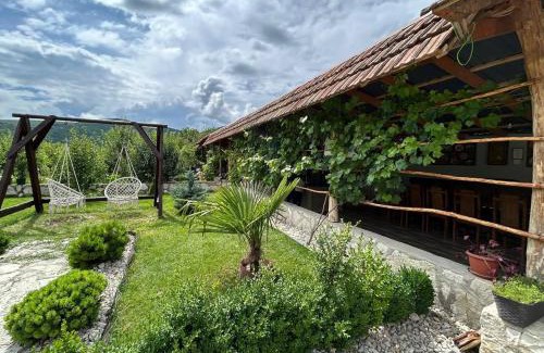 Kaputan House | Дом на лоне горы с удобствами и красивым видом на горы и сад