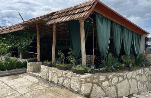 Kaputan House | Дом на лоне горы с удобствами и красивым видом на горы и сад