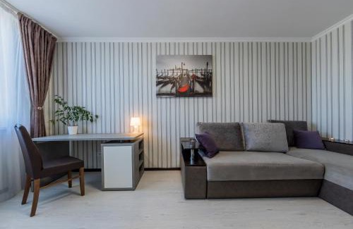 Dniprovs'kyi District Apartment | ЗАВВЖДИ СВІТЛО! 1 кЛюкс Подобово поряд м Чернігівська Дарниця ТЦ Серце Проспект МВЦ