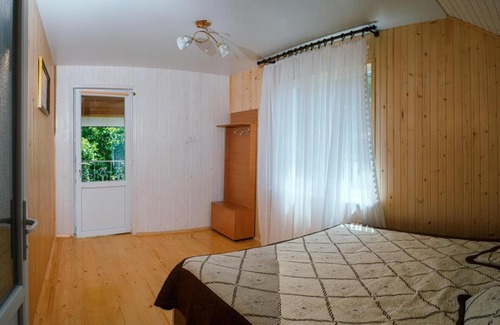 Snidavka House | Під соснами