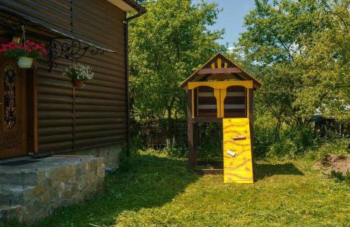 Snidavka House | Під соснами