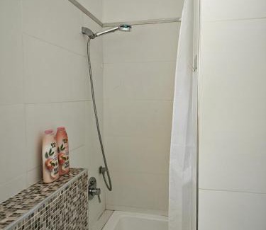 Bat Yam House | Уютное жильё в тихом районе, с собственной ванной комнатой и туалетом
