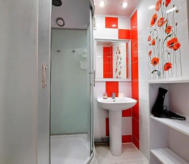 Sukhinovka Apartment | Червоне і біле Мережа квартир Alex Apartments Документи для відряджень Безконтактне заселення 24-7