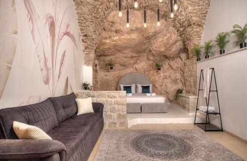 Artists Colony Hotel | בראשית - סוויטות בוטיק בצפת העתיקה - Beresheet - Boutique Suites in the Old City