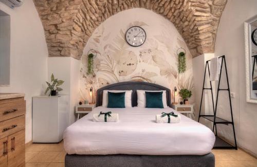 Artists Colony Hotel | בראשית - סוויטות בוטיק בצפת העתיקה - Beresheet - Boutique Suites in the Old City