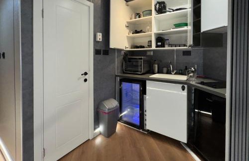 Netanya Apartment | קו המים-אמבט ספא במרפסת על הים, בית קפה בלובי Waterline studio sea view Spa tub on the balcony