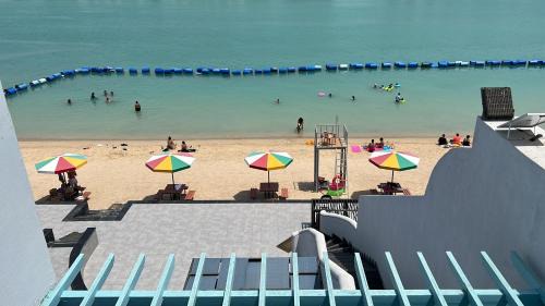 Durrat Al-Arous Apartment | غرفة صالة بلكونة على الشاطئ - عوائل