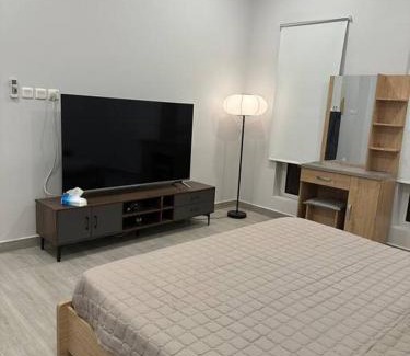 Al Hofuf Apartment | غرفة نوم خلف بلك كوفي