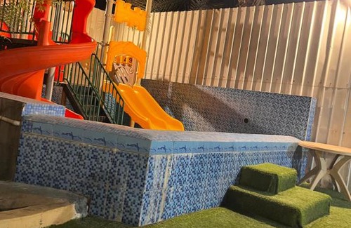 Al-Hofuf Ski Chalet | منتجع اللحظة الجميلة