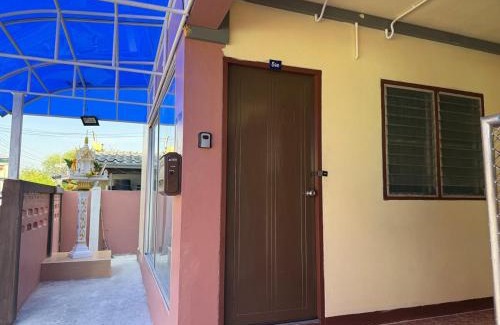 Ban Lam Rua Taek Apartment | เทพกุญชร Budget-Friendly Room