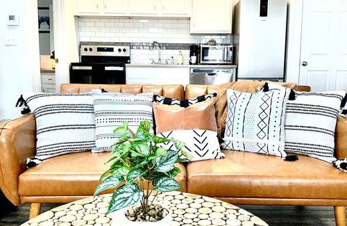 Scenic Heights Apartment | ᨒMonthly rent discountsᨒBoho ChicᨒSkylightsᨒKing BedᨒFast Wifi