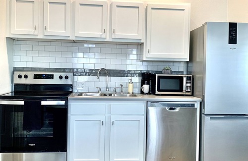 Scenic Heights Apartment | ᨒMonthly rent discountsᨒBoho ChicᨒSkylightsᨒKing BedᨒFast Wifi