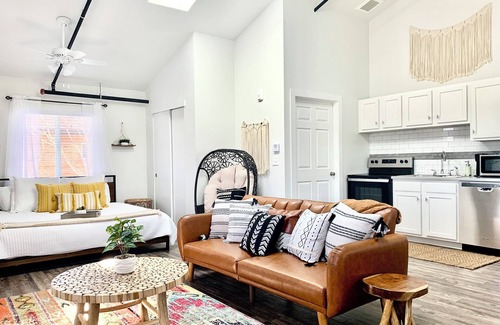 Scenic Heights Apartment | ᨒMonthly rent discountsᨒBoho ChicᨒSkylightsᨒKing BedᨒFast Wifi