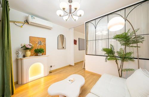 Downtown Shanghai Apartment | 上海小胖纸民宿-南京西路3店-桃之夭夭