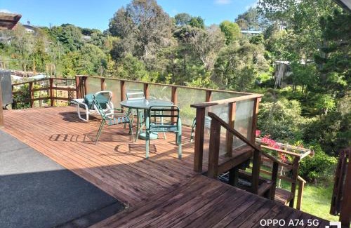 Fairview Heights House | 别墅中的一间客房