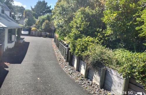 Fairview Heights House | 别墅中的一间客房