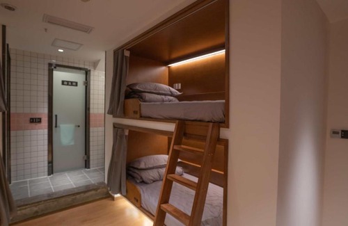 Yuzhong Hostel | 吃山文化青年旅店