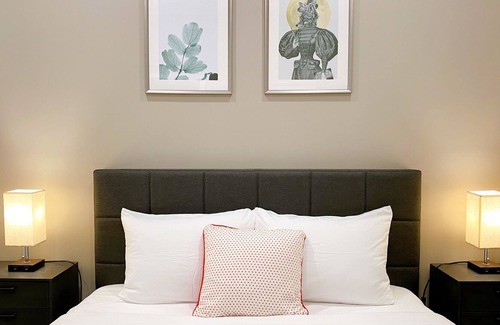 Logan Square Apartment | 夢芙蓉 | Merlot 1 BR/1 BA at City Hall