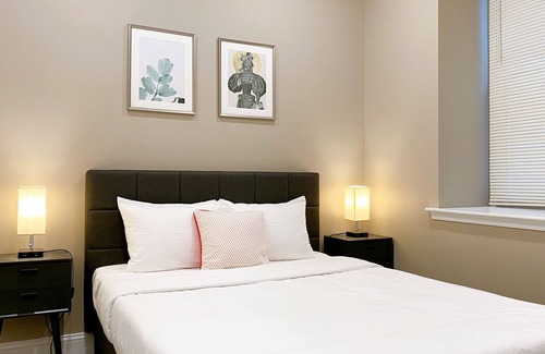 Logan Square Apartment | 夢芙蓉 | Merlot 1 BR/1 BA at City Hall