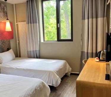 Downtown Beijing Hotel | 宜必思北京天坛东门地铁站酒店
