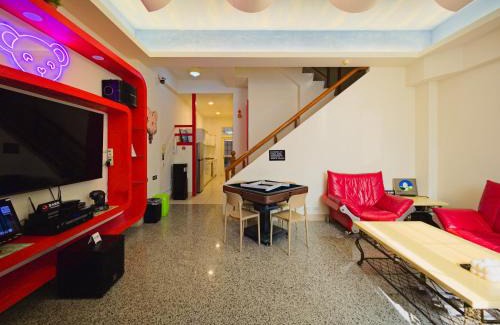 Hualien City Centre House | 小熊城堡民宿-免費停車 !新歌KTV-過山車電動麻將-露天烤肉-以上設備僅限包棟使用 # 選Villa才是包棟 # - 16人以下可少人包棟請電聯!