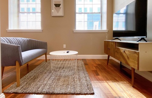 Logan Square Apartment | 念奴嬌 | Riesling Studio at City Hall