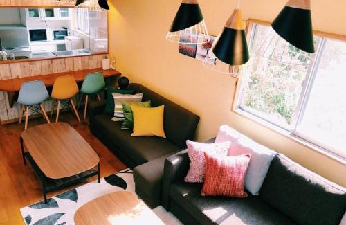 Nakama House | 恩納村名嘉真フォレストヴィラ12時チェックアウト可ダブルベッド2台と2段ベッドとユニットバス2室