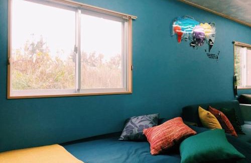 Nakama House | 恩納村名嘉真フォレストヴィラ12時チェックアウト可ダブルベッド2台と2段ベッドとユニットバス2室