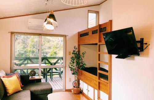 Nakama House | 恩納村名嘉真フォレストヴィラ12時チェックアウト可ダブルベッド2台と2段ベッドとユニットバス2室