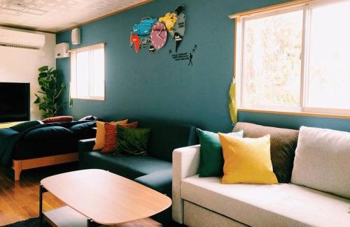 Nakama House | 恩納村名嘉真フォレストヴィラ12時チェックアウト可ダブルベッド2台と2段ベッドとユニットバス2室