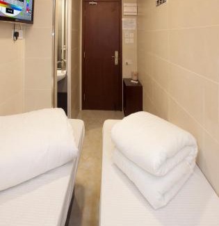 Mong Kok House | 旺角地铁3分钟 经济型标双房 独立卫浴 免费WIFI 2人入住 Standard Twin Rm in Mong Kok for 2 Guests-3min to MTR and Private Bathroom