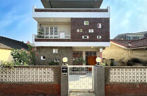 Old Town House | 朗香洋房 台南安平民宿2-12人包棟